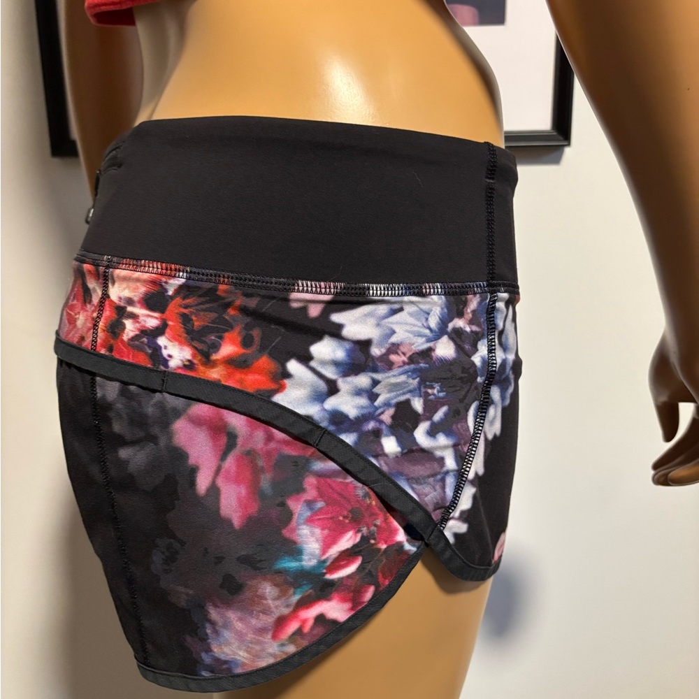 Lululemon Run Speed shorts Sz 6- flower pattern